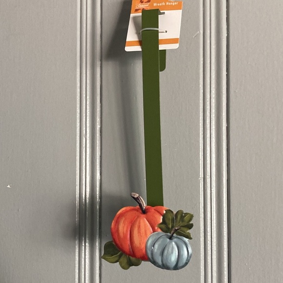 NWT- Fall Farmhouse- Green Metal w/ Orange & Blue Pumpkins Wreath Hanger - Picture 12 of 15